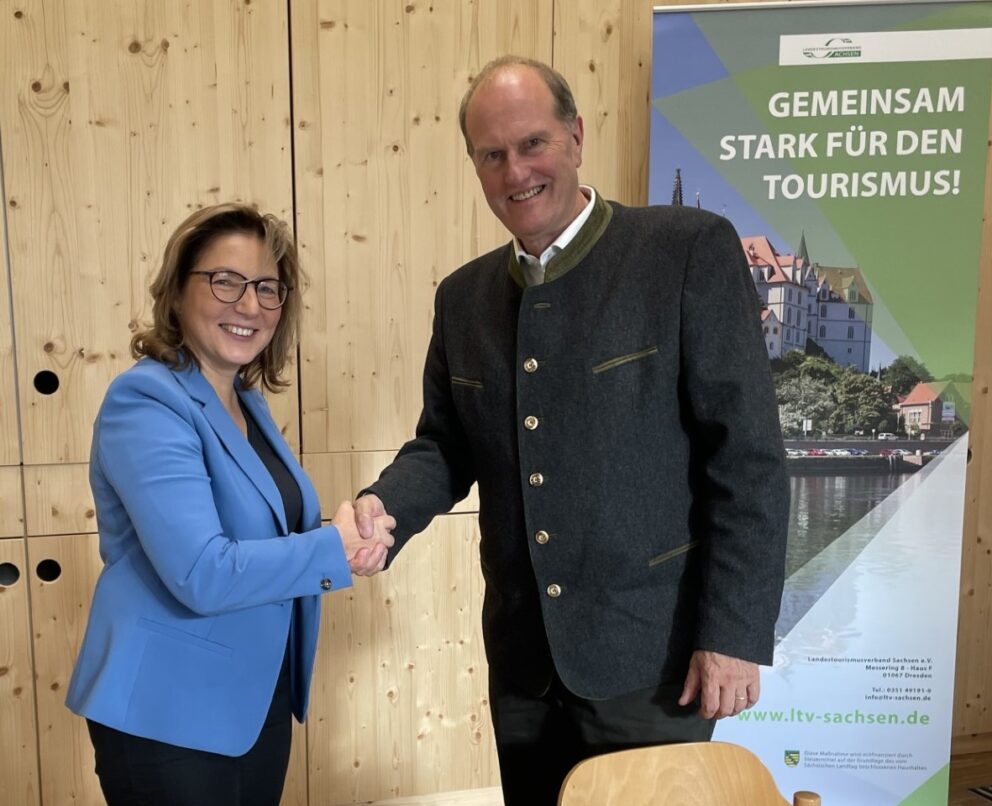 Andrea Kis, Direktorin des Landestourismusverband Sachsen, und Utz Hempfling, Geschäftsführer von Sachsenforst, unterzeichneten die gemeinsame Kooperationsvereinbarung