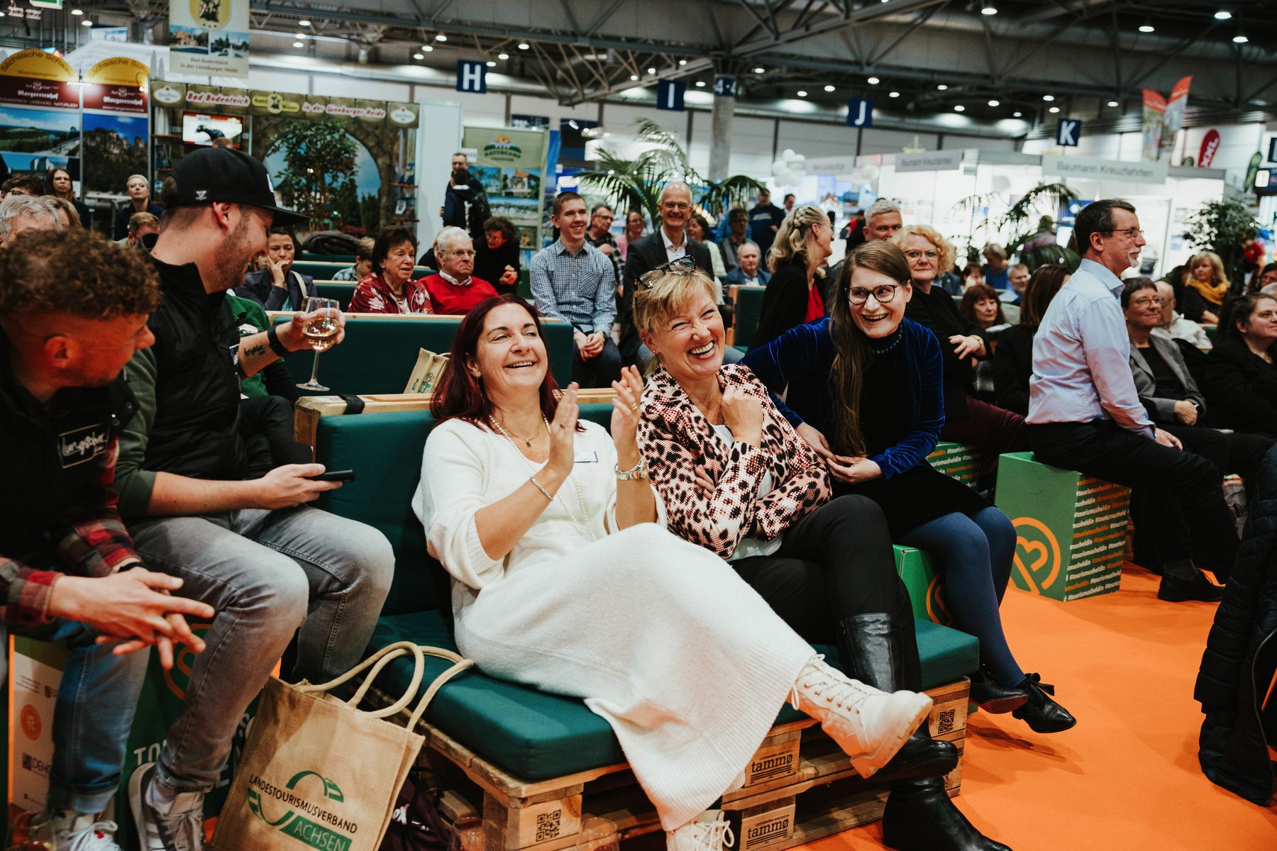 Lachende Menschenmenge