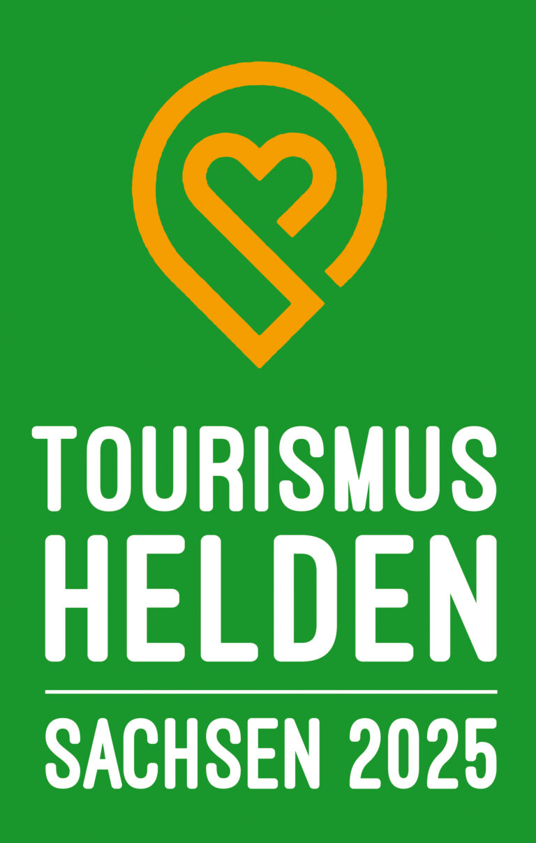 Logo Tourismushelden Sachsen 2025, weiße Schrift auf grünem Hintergrund. Logo in Herzform und orangener Farbe