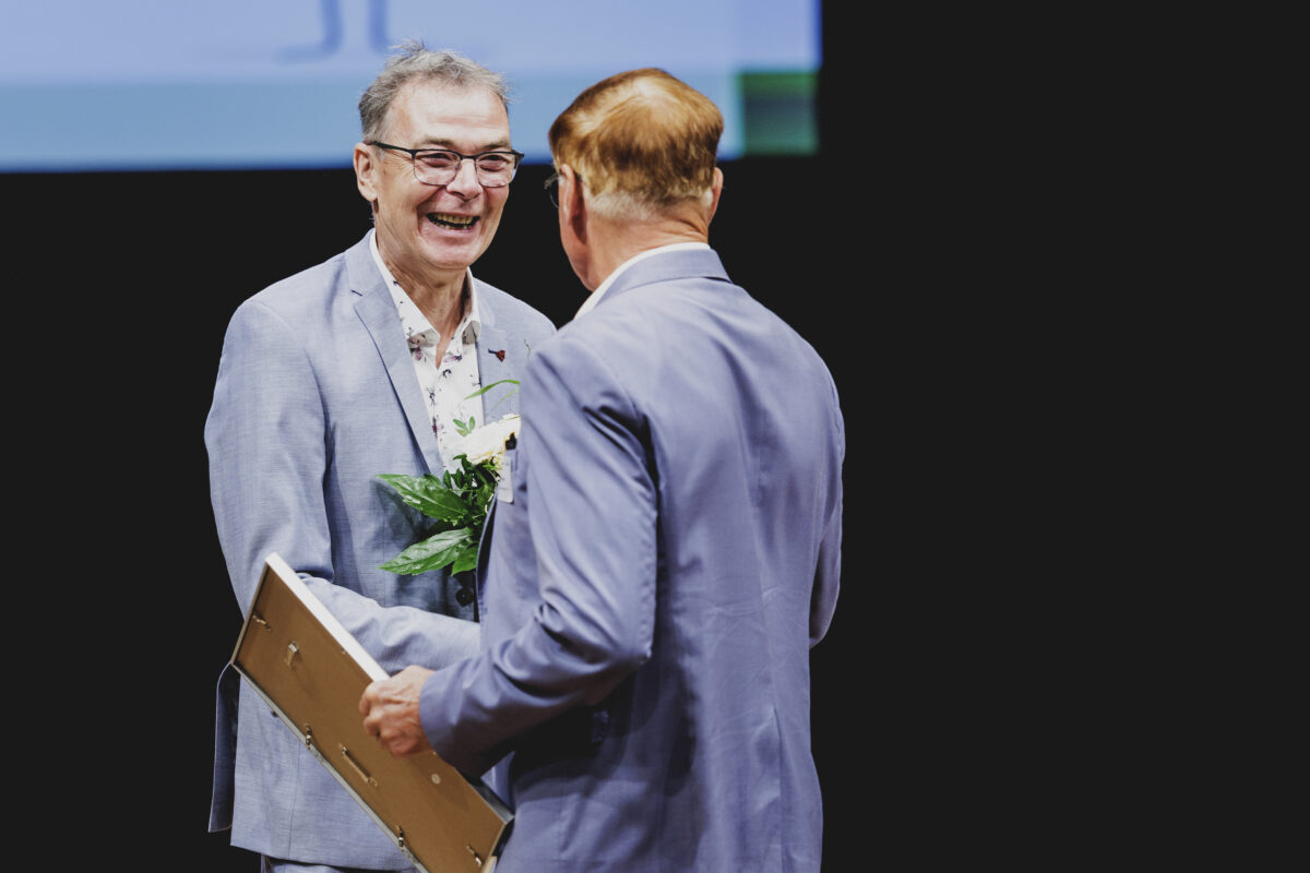 Der Herr freut sich über die Auszeichnung im Wettbewerb Gästeliebling Sachsen 2025