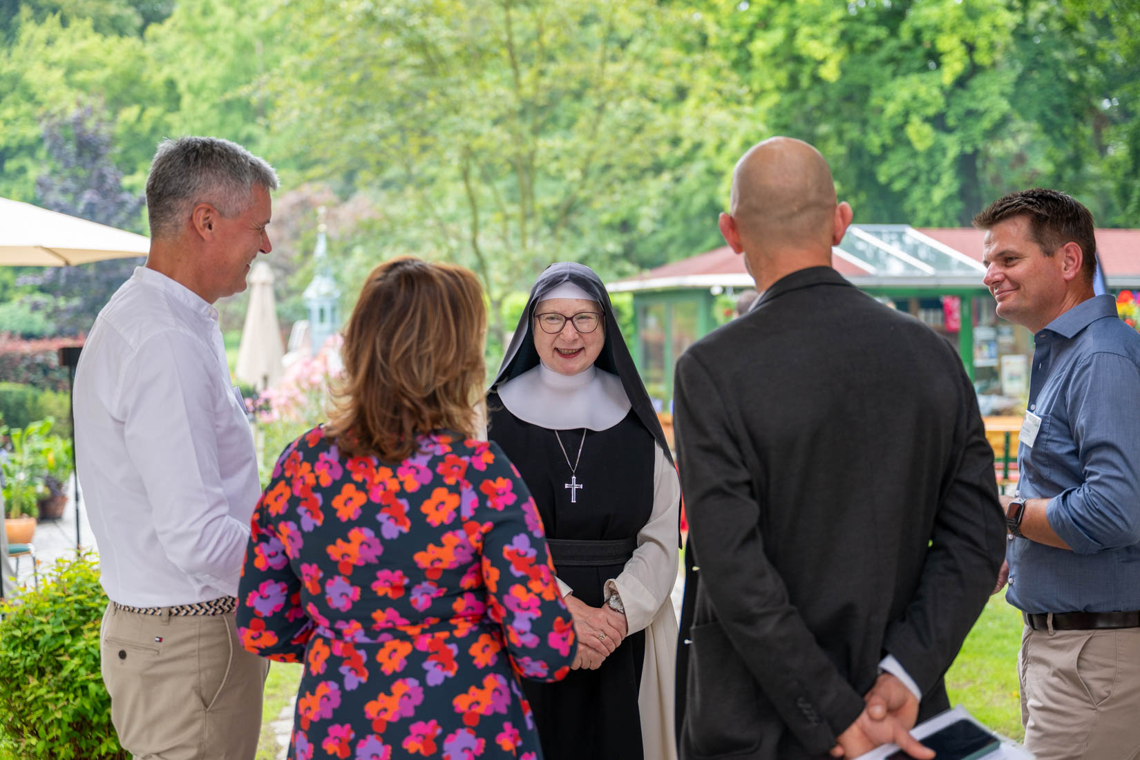 Die Äbtissin des Klosters St. Marienstern lächelt in die Kamera
