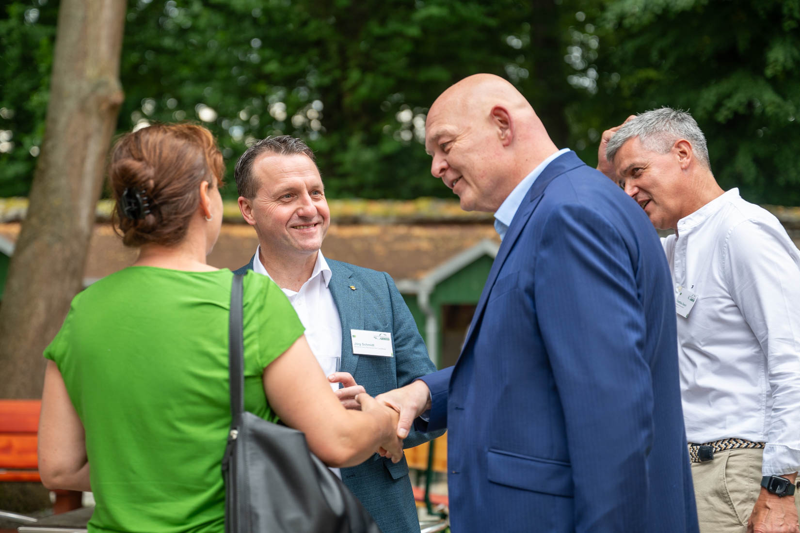 Jörg Schmidt MdL, tourismuspolitischer Sprecher der CDU-Fraktion begrüßt andere Gäste des Sommerfestes