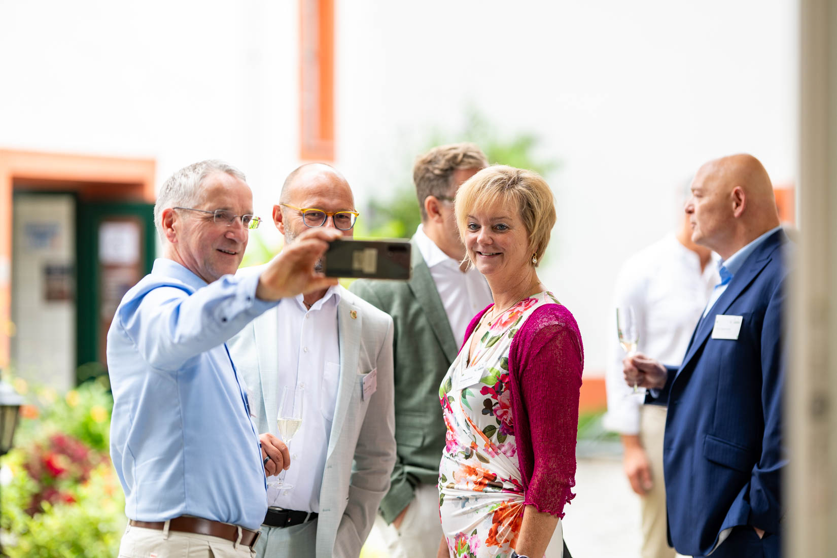 Gäste bei der Veranstaltung nehmen ein Selfie auf