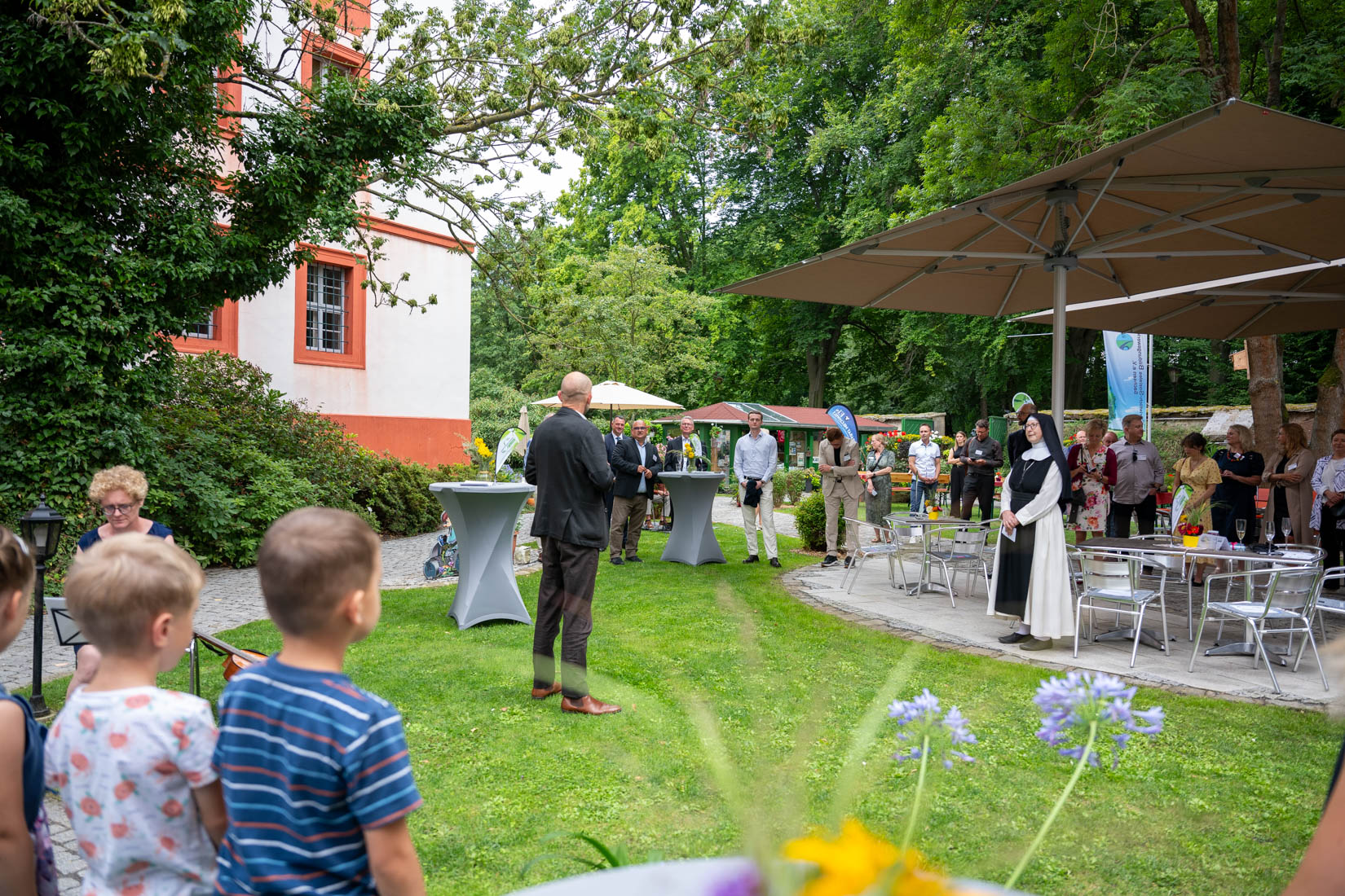 Die Gäste der Veranstaltung lauschen den Klängen des Kinder-Chores der sorbischen KITA Panschwitz-Kuckau