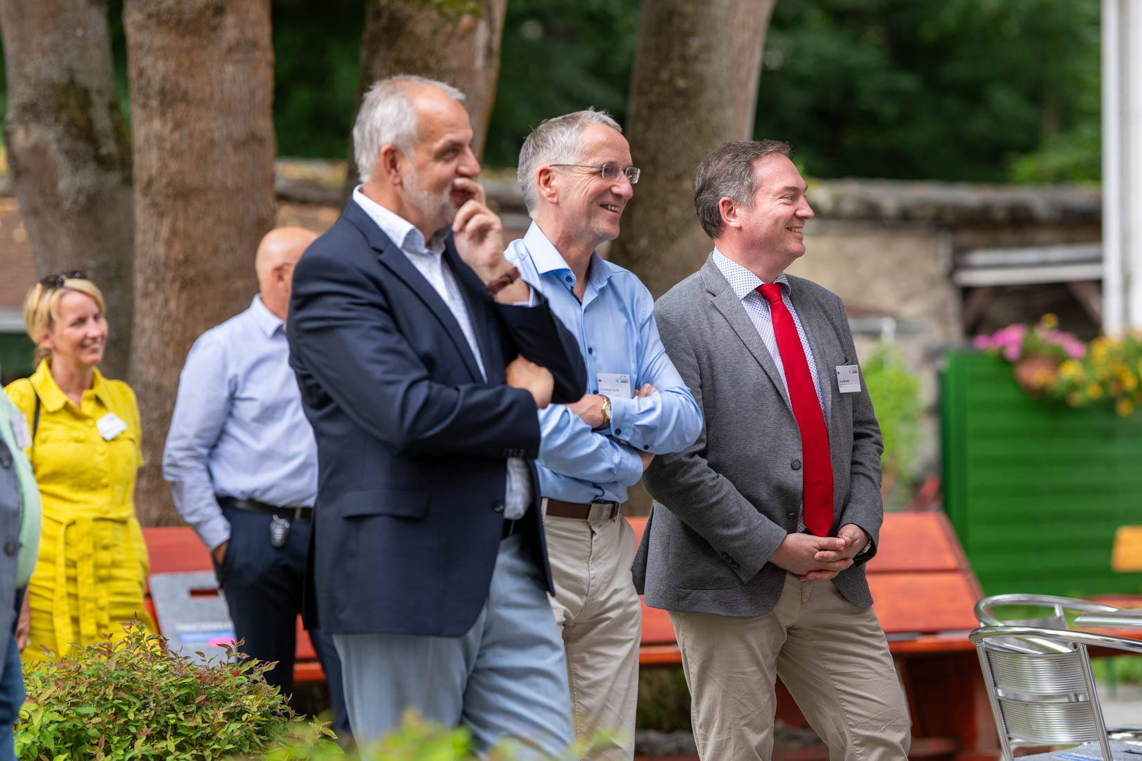 Landtagsabgeordneter Rico Gebhardt, Christoph Seele und Jörg Markert vom SMWK folgen dem Geschehen auf der Bühne