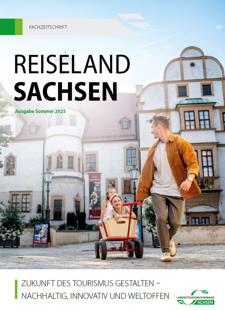 Ein Mann zieht zwei Kinder in einem Bollerwagen vor einem sächsischen Schloss in Richtung des Betrachters. Oben links steht "Reiseland Sachsen Ausgabe Sommer 2025" unten steht der Titel der Ausgabe: "Zukunft des Tourismus gestalten - nachhaltig, innovativ, weltoffen"