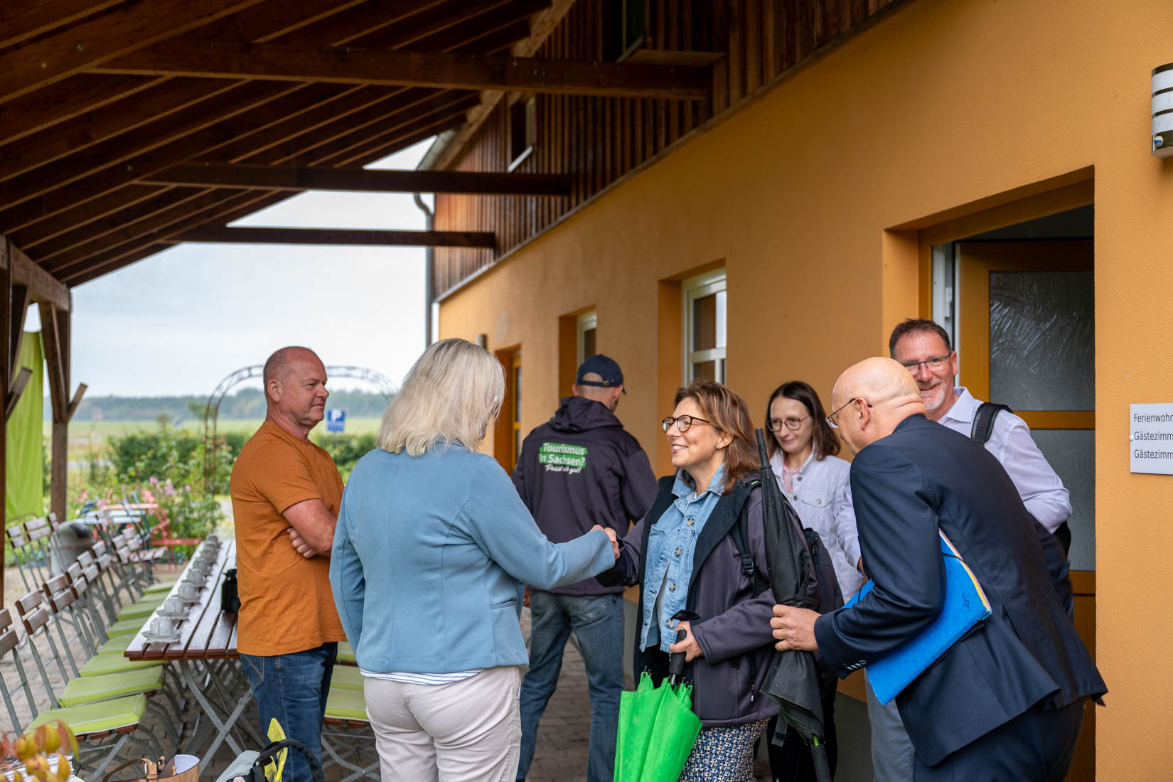 Sommertour des LTV SACHSEN, Andrea Kis begrüßt die Teilnehmer der ersten Station