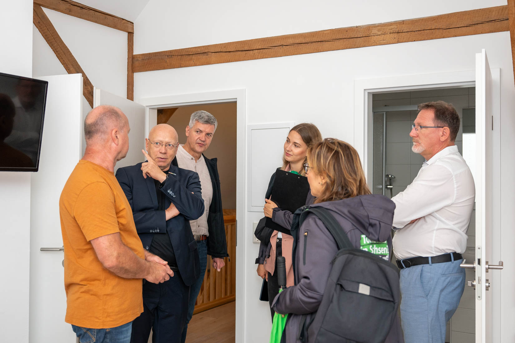 Ferienwohnungen werden gezeigt und es wird diskutiert