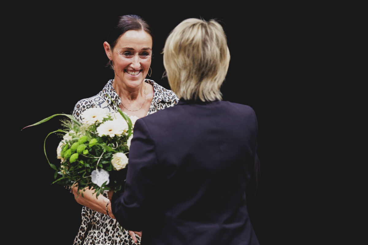 Die Frau freut sich über die Auszeichnung im Wettbewerb Gästeliebling Sachsen 2025