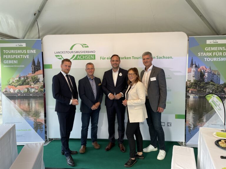 Gruppenfoto von Ministerpräsident, Tino Richter, Geschäftsführer des Tourismusverbandes Sächsische Schweiz, Landtagspräsident, Andrea Kis, Direktorin des LTV SACHSEN, Thaddäus Ziesch, LTV SACHSEN