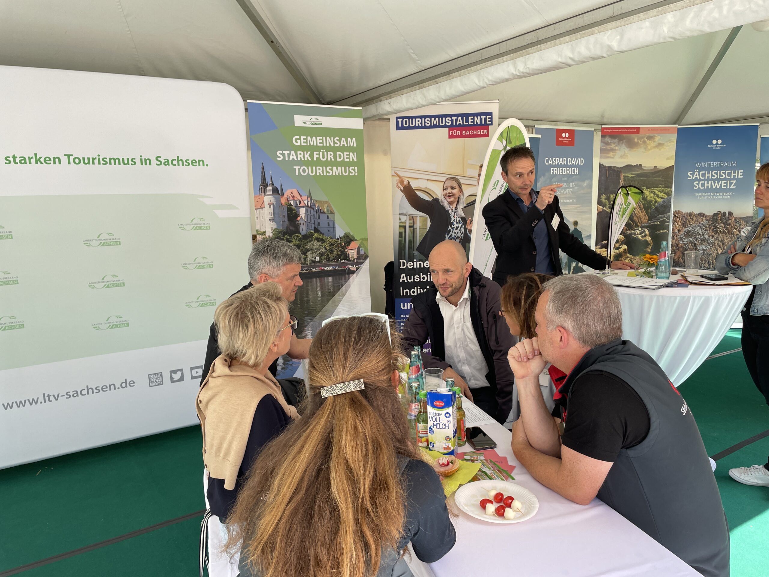Staatsministerin Barbara Klepsch zu Besuch am Stand des LTV SACHSEN beim Tag der Sachsen in Sebnitz, LTV-Präsident Dr. Stephan Meyer spricht