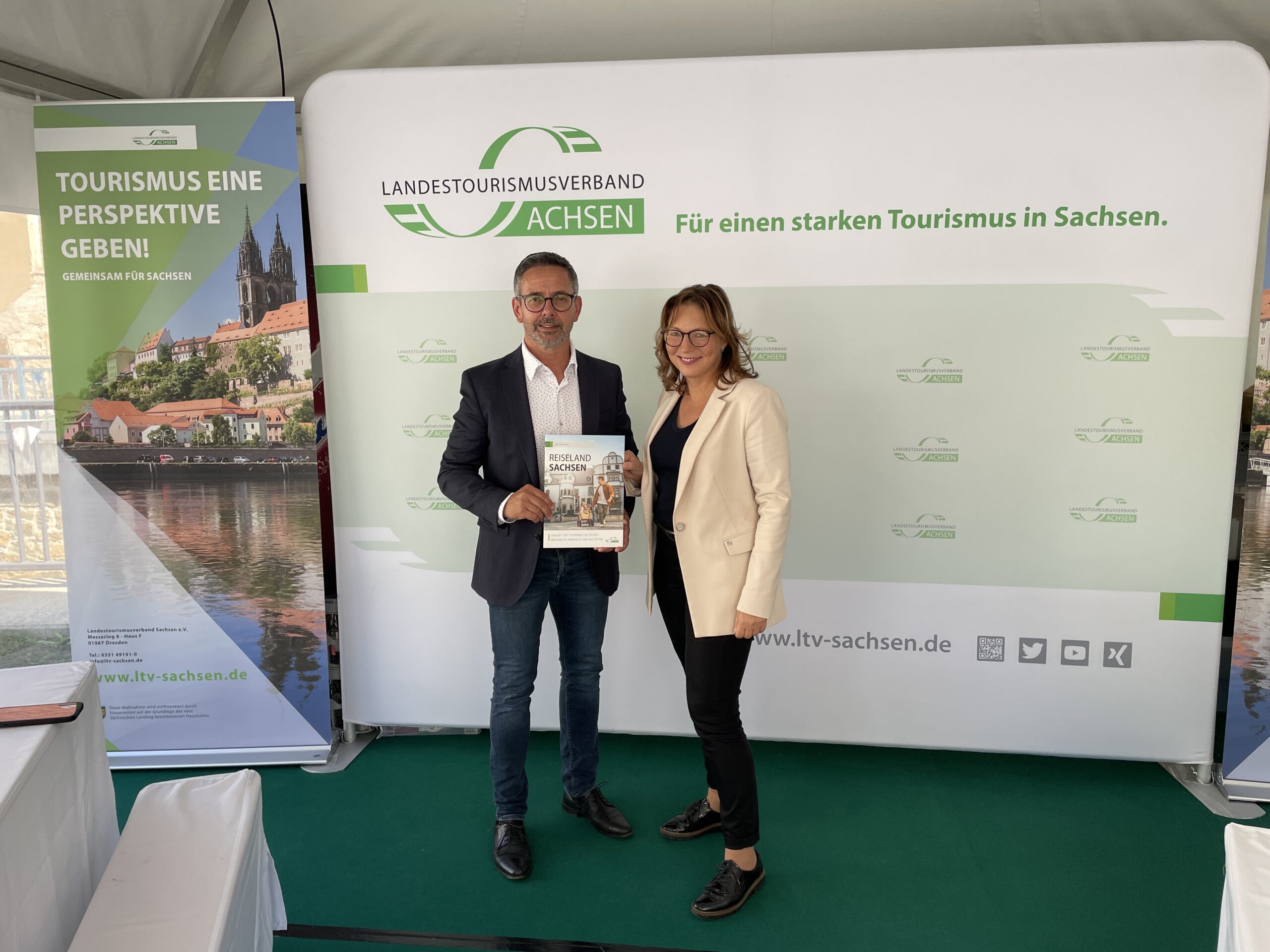 Besuch des Abgeordneten Sören Voigt MdL am Stand des LTV SACHSEN beim Tag der Sachsen 2025