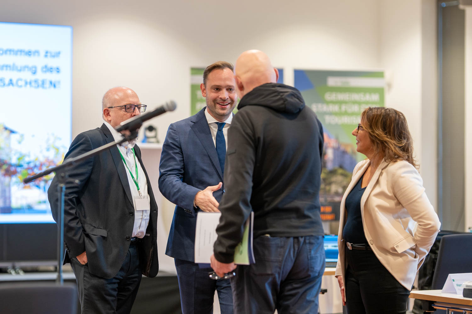 Teilnehmer der Veranstaltung unterhalten sich vor Beginn der Veranstaltung