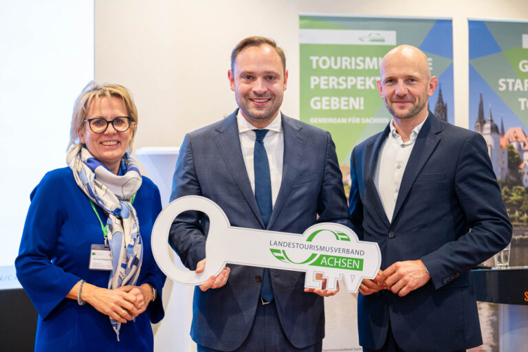 neuer LTV-Präsident Alexander Dierks nimmt symbolisch den Schlüssel von ehemaligem LTV-Präsident Dr. Stephan Meyer entgegen. Staatsministerin Klepsch ist ebenfalls auf dem Bild zu sehen