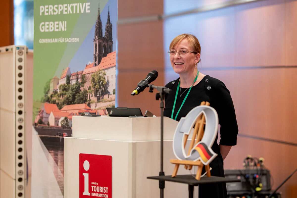 LTV-Teamleiterin Susann Postel am Rednerpult.