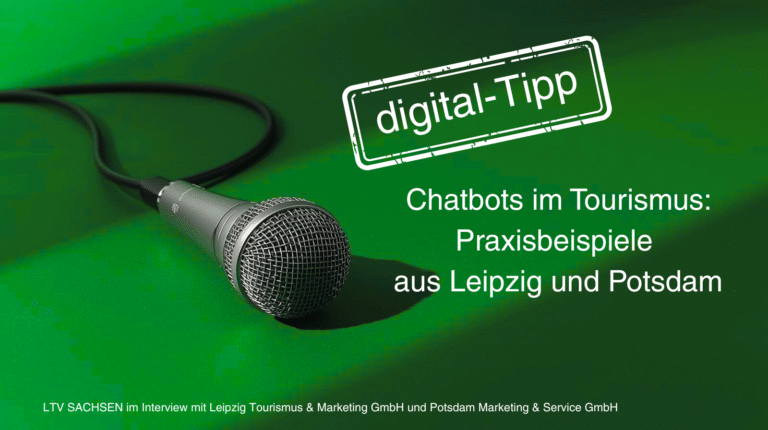 Mikrofon auf grünem Hintergrund mit Schriftzug ‚Chatbots im Tourismus: Praxisbeispiele aus Leipzig und Potsdam‘ – Symbolbild für Video-Interviews zu Chatbots in Touristinformationen.
