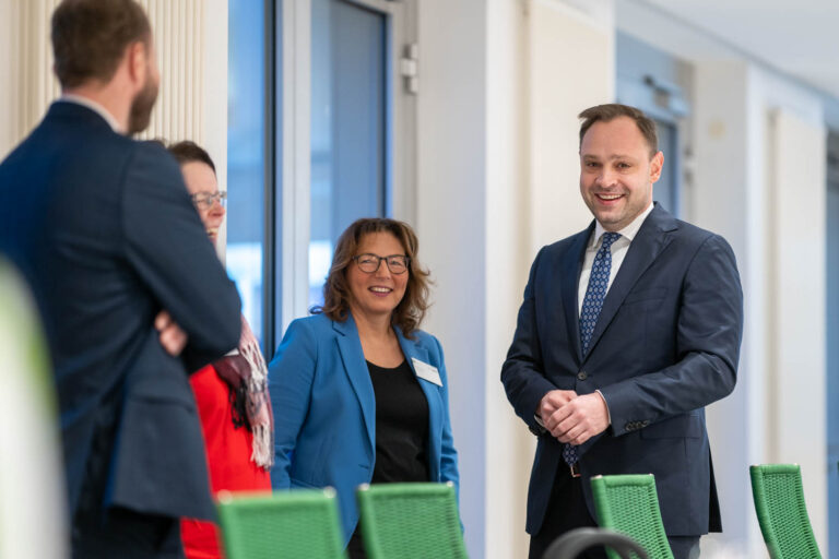 Teilnehmende unterhalten sich vor Beginn der Veranstaltung