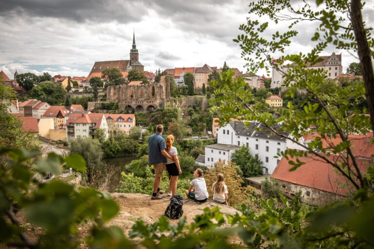 Eine vierköpfige Familie schaut auf die Silouette von Bautzen.