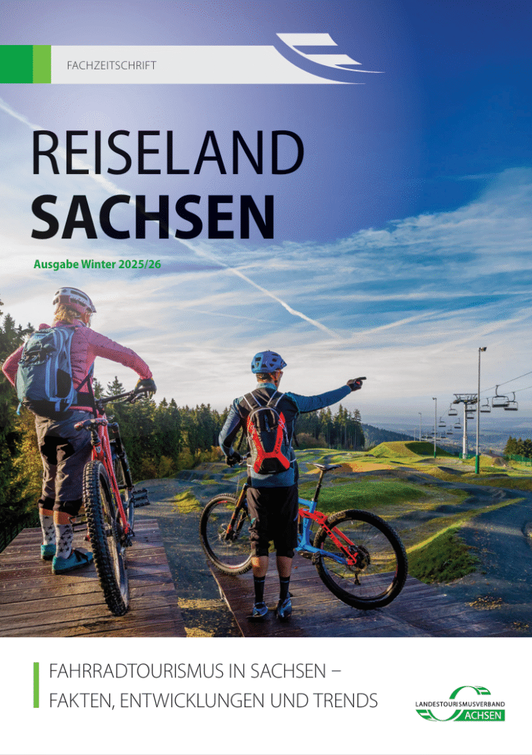 Titelbild der Fachzeitschrift "Reiseland Sachsen". Zwei Mountainbike-Fahrer stehen auf einem Berg und schauen in Richtung Tal