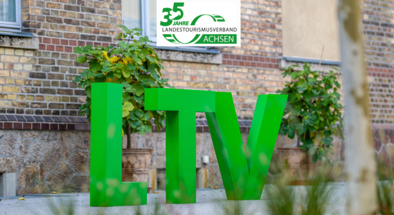 Die grünen Buchstaben "LTV" stehen vor einer Steinwand