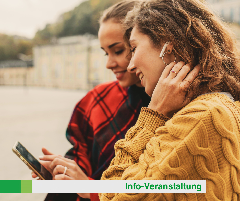 Zwei Frauen nutzen eine Hörerlebnis-App für regionale Erlebnisse über ein Smartphone und Kopfhörer.