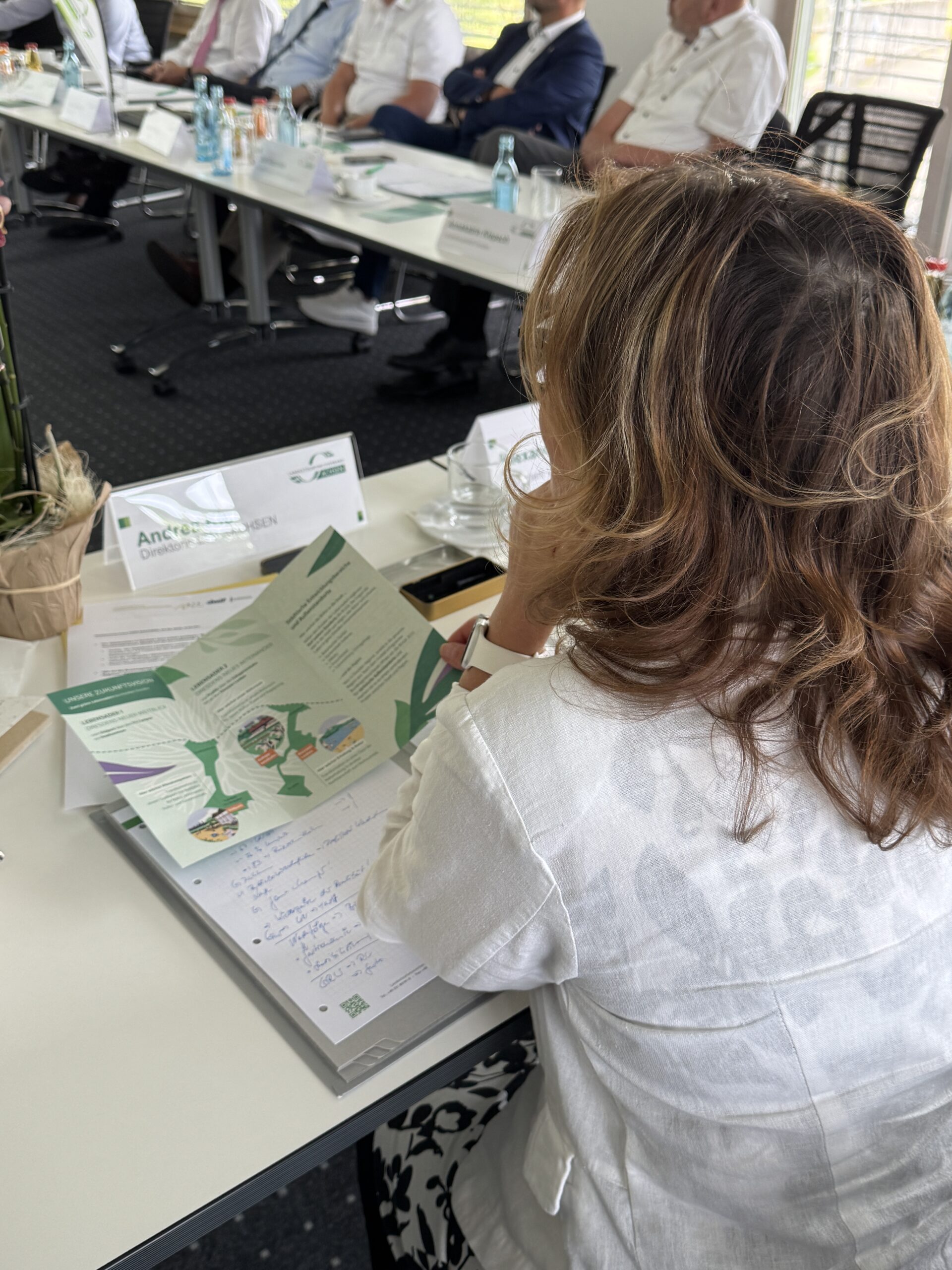 Frau Kis, Direktorin des LTV SACHSEN blättert durch einen BUGA-Flyer.