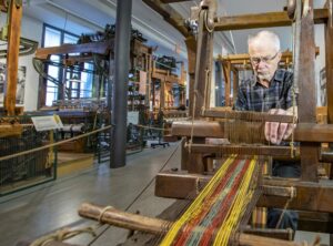 Vorführung an einem Handwebstuhl im Bandwebermuseum Onlinebuchbarkeit mit Beteiligungsnetzwerk