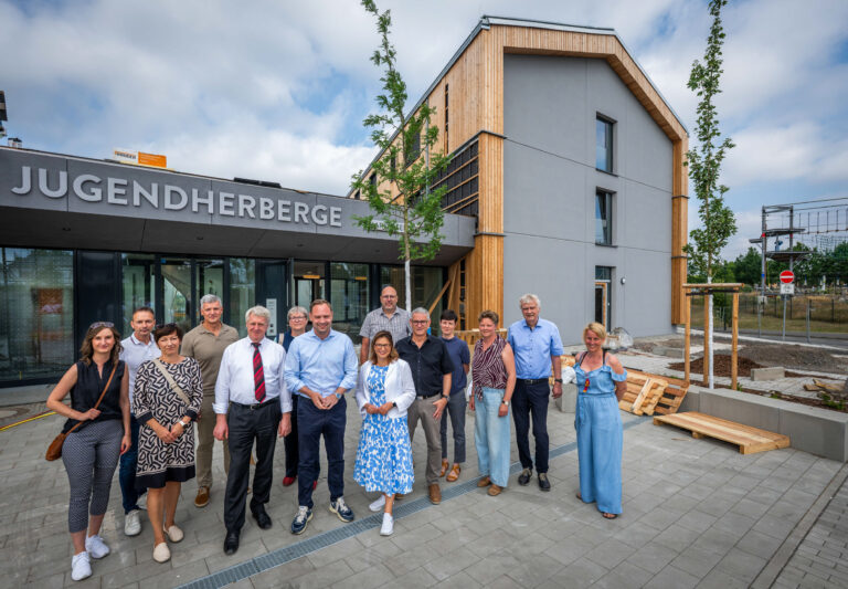 Teilnehmer der Sommertour vor der noch im Bau befindlichen Jugendherberge in Markkleeberg