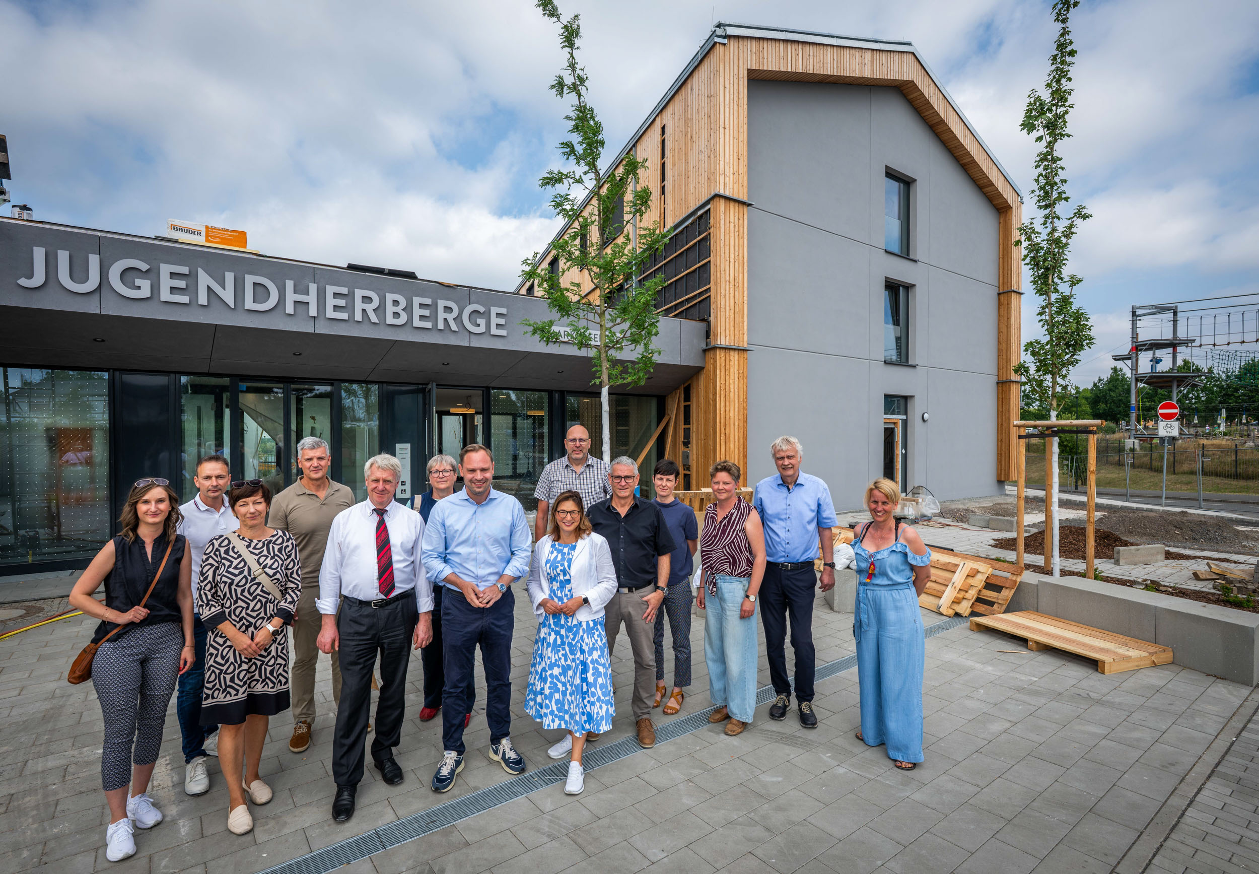 Teilnehmer der Sommertour vor der noch im Bau befindlichen Jugendherberge in Markkleeberg