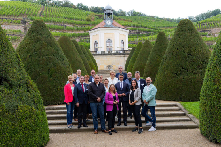 Teilnehmer der Bereisung von Dr. Ploß stehen vor der Kapelle auf Schloss Wackerbarth