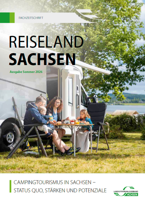 Titelbild der Sommerausgabe der Fachzeitschrift Reiseland Sachsen 20526, eine Familie sitzt an einem Tisch vor einem Caravan