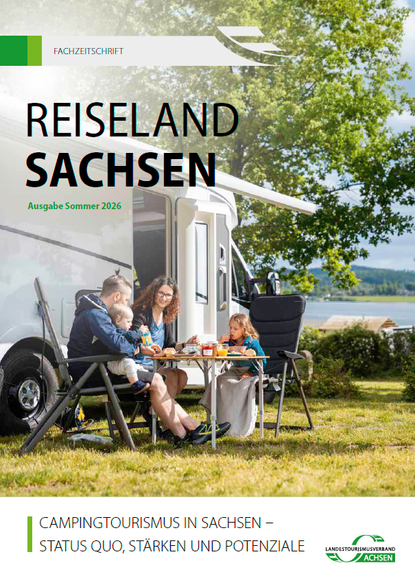 Titelbild der Sommerausgabe der Fachzeitschrift Reiseland Sachsen 20526, eine Familie sitzt an einem Tisch vor einem Caravan