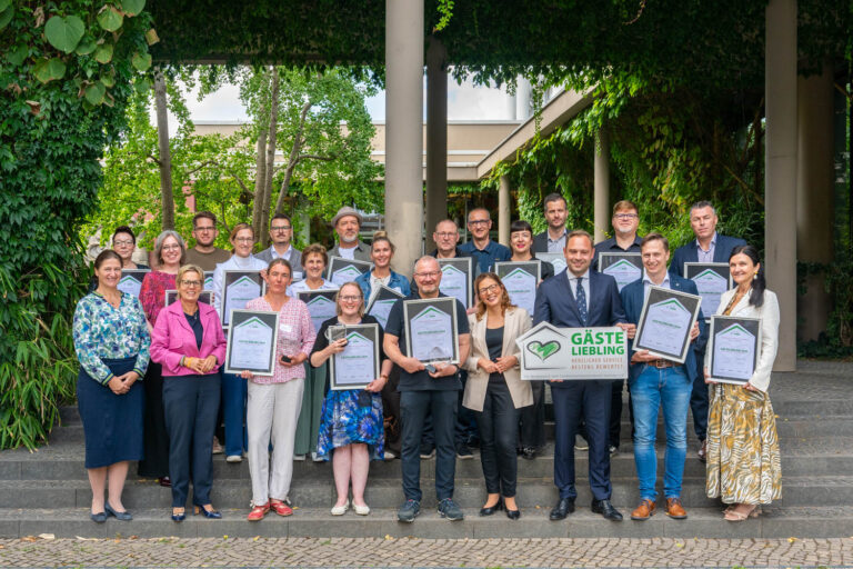 Gruppenbild mit Regionssiegern und Landessiegern Wettbwerb Gästeliebling 2026