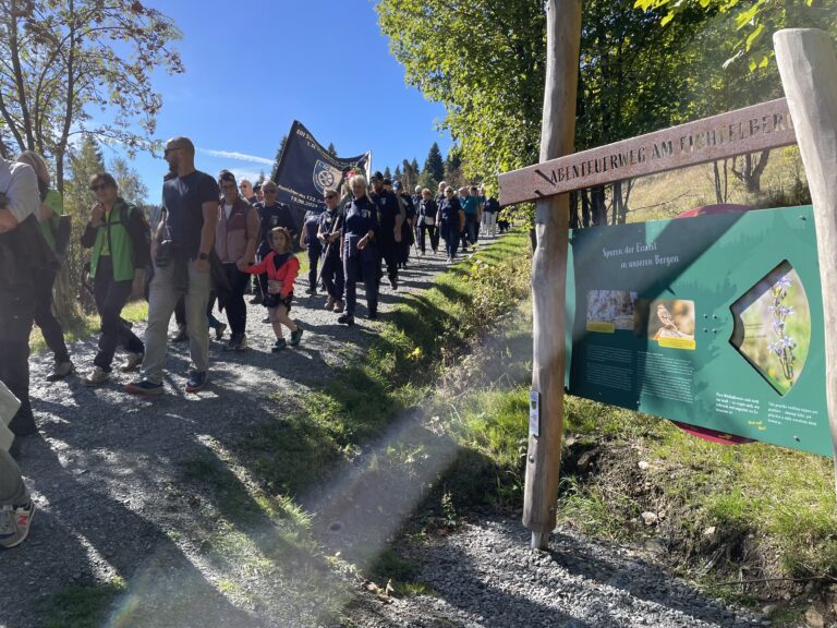 Wandergruppe im Erzgebirge an einem Wegweiser während der EURORANDO 2026 und des Deutschen Wandertags.