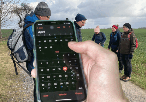 Blick aufs Handi für die Termine der Pilgerbegleitung