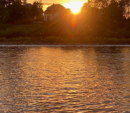 Sonne scheint auf die Elbe und taucht sie in wunderbares Licht
