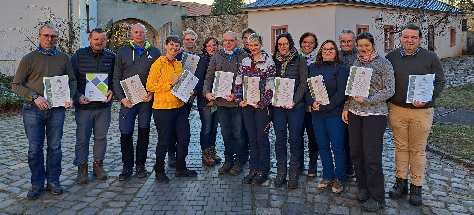 Personen, die im Rahmen der Wanderführerausbildung ein Zertifikat bekommen haben