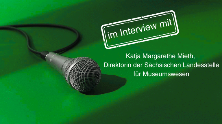 Mikrofon mit Kabel auf grünem Hintergrund – Interview zu Digitalisierung in Kultur und Tourismus Sachsen (LTV Sachsen)