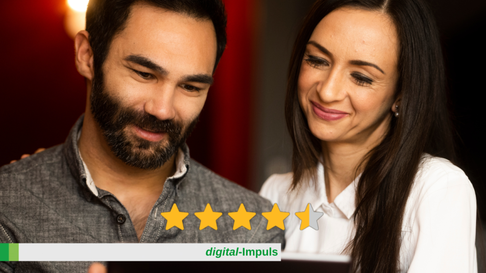 Frau und Mann sehen sich auf einem Tablet Onlinebewertungen an.