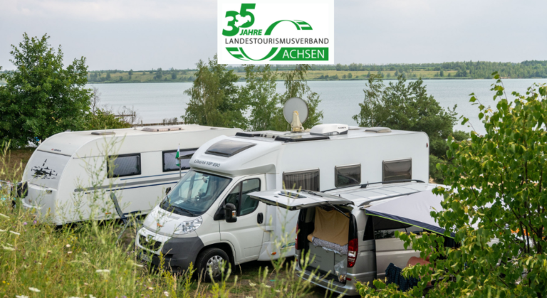3 Camper / Caravans stehen vor einem See
